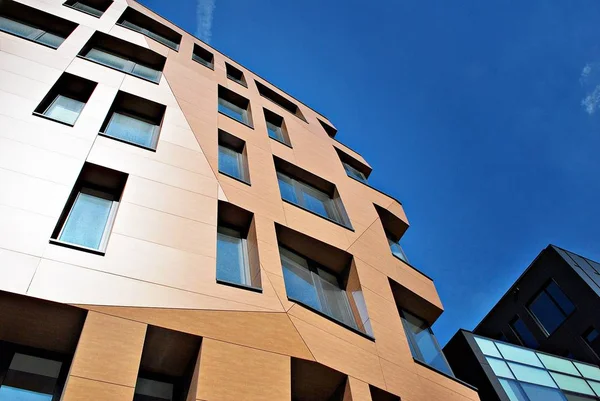 Modern bina. Modern ofis binası ile cam cephe.