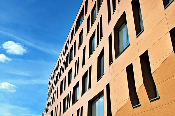 Prédio moderno. Edifício de escritório moderno com fachada de vidro . — Fotografia de Stock