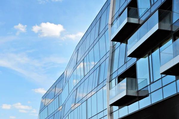 Modern bina. Modern ofis binası ile cam cephe.