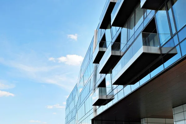 Modern bina. Modern ofis binası ile cam cephe.