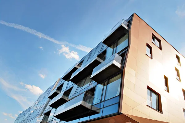 Modern bina. Modern ofis binası ile cam cephe.