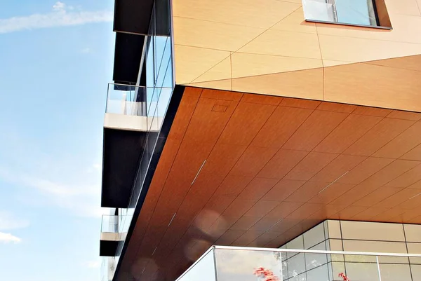 Modern bina. Modern ofis binası ile cam cephe.