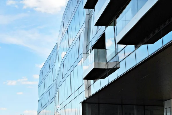 Modern bina. Modern ofis binası ile cam cephe.