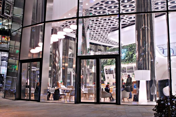 Varşova'daki ofis binaları geceleri,