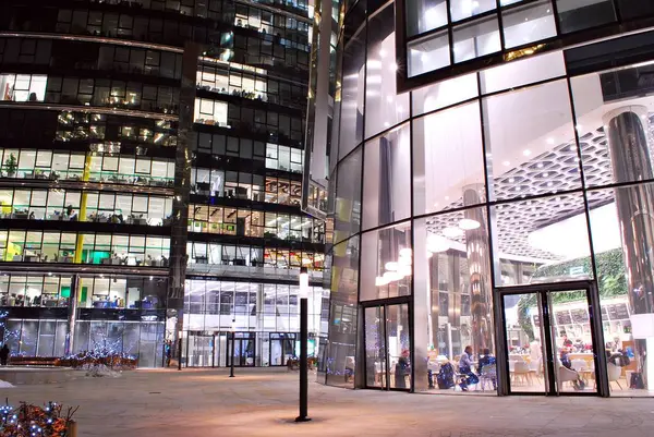 Varşova'daki ofis binaları geceleri,