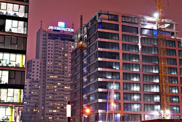 Modern bina. Camdan yapılmış modern ofis binası. — Stok fotoğraf