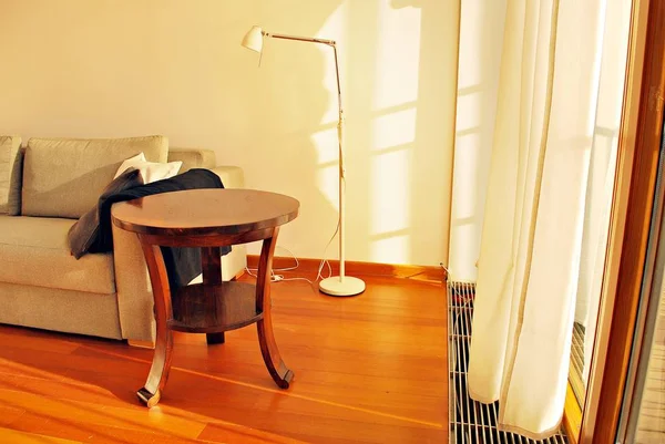 Modern bir binanın içinde..