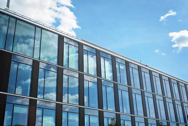 Bâtiment moderne. Immeuble de bureaux moderne avec façade en verre — Photo