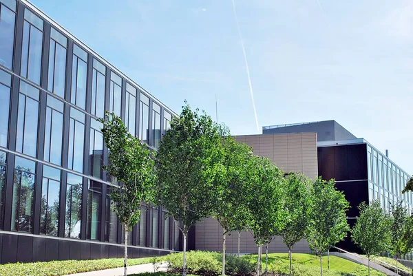 Modern bina. Modern ofis binası ile cam cephe