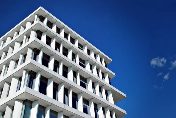 Modern bina. Modern ofis binası ile cam cephe