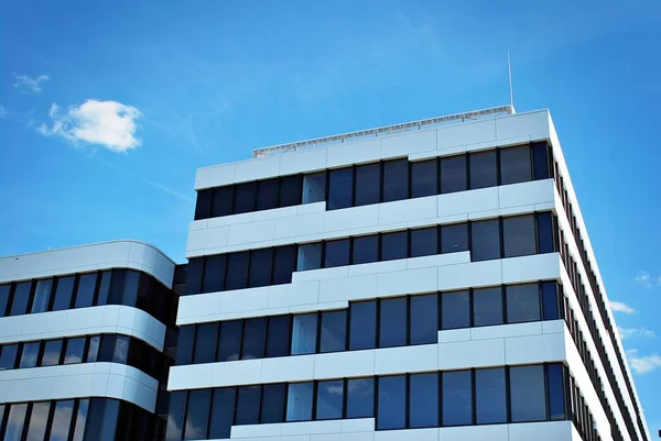 Modern bina. Modern ofis binası ile cam cephe