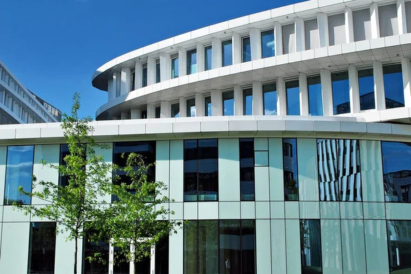 Modern bina. Modern ofis binası ile cam cephe.