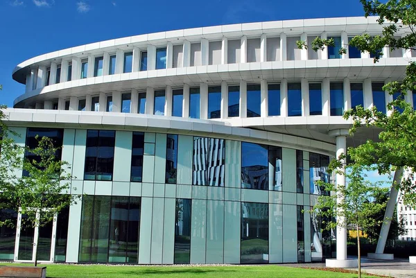 Modern bina. Modern ofis binası ile cam cephe.