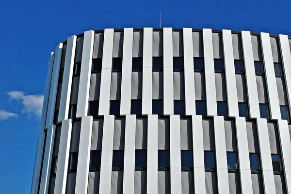 Modern bina. Modern ofis binası ile cam cephe.