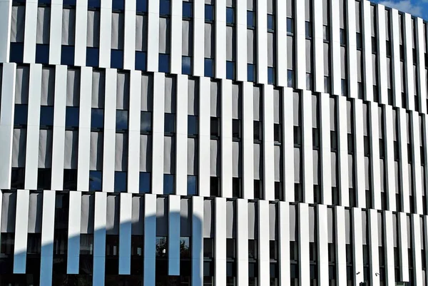 Modern bina. Modern ofis binası ile cam cephe.