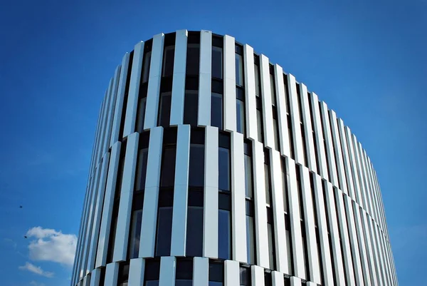 Modern bina. Modern ofis binası ile cam cephe.