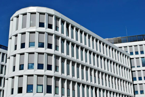 Modern bina. Modern ofis binası ile cam cephe.