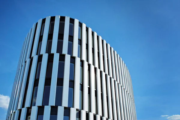 Modern bina. Modern ofis binası ile cam cephe.