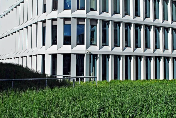 Modern bina. Modern ofis binası ile cam cephe