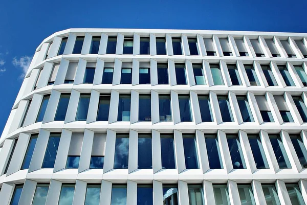 Modern bina. Modern ofis binası ile cam cephe