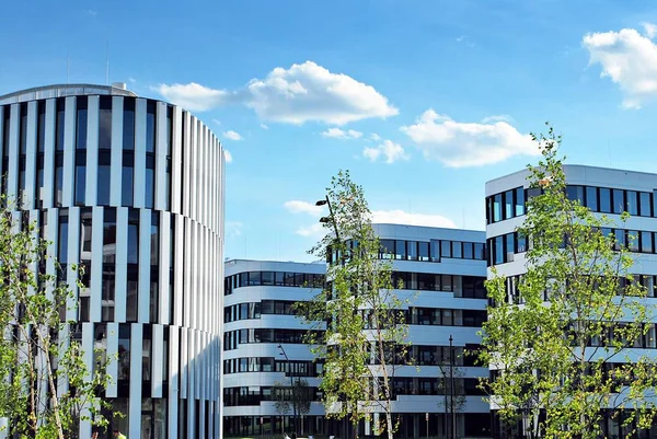 Modern bina. Modern ofis binası ile cam cephe