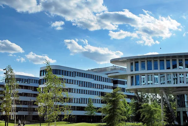 Modern bina. Modern ofis binası ile cam cephe