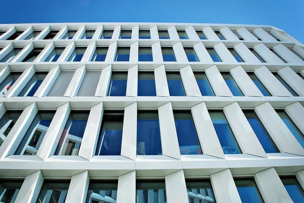 Modern bina. Modern ofis binası ile cam cephe