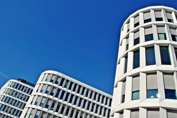 Modern bina. Modern ofis binası ile cam cephe