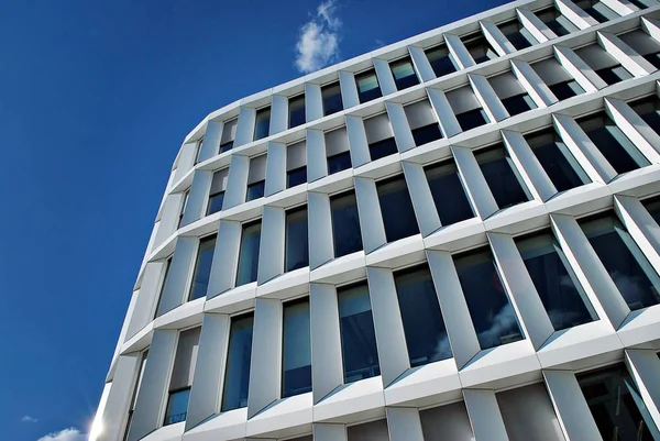 Modern bina. Modern ofis binası ile cam cephe