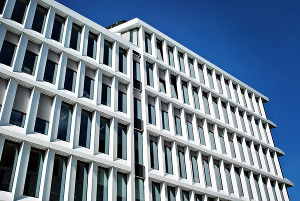 Edificio moderno. Moderno edificio de oficinas con fachada de vidrio — Foto de Stock