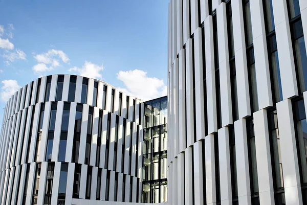 Modern bina. Modern ofis binası ile cam cephe