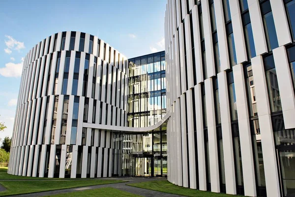 Modern bina. Modern ofis binası ile cam cephe