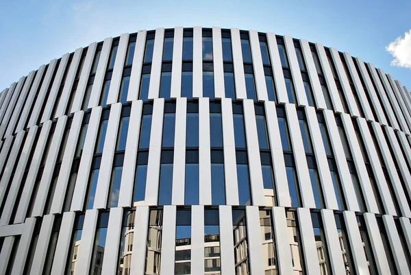 Modern bina. Modern ofis binası ile cam cephe