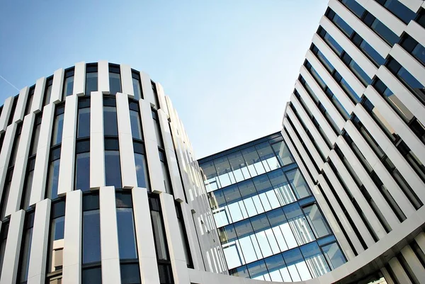 Modern bina. Modern ofis binası ile cam cephe