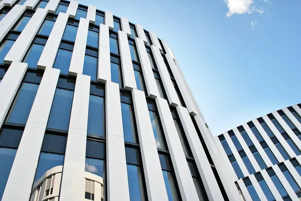 Modern bina. Modern ofis binası ile cam cephe