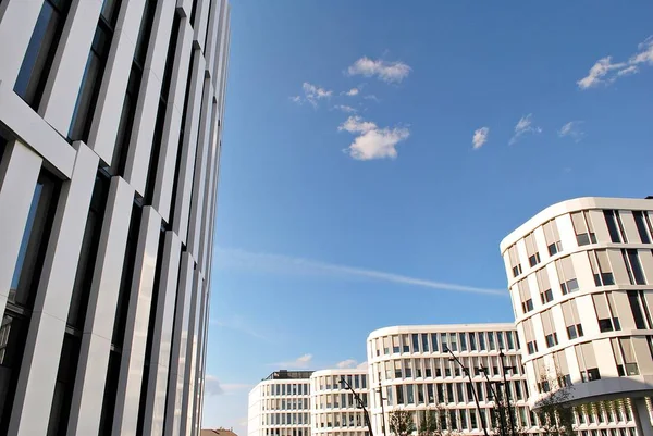 Modern bina. Modern ofis binası ile cam cephe