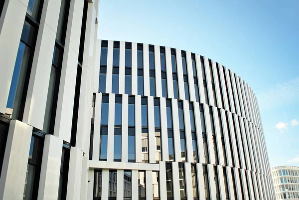 Modern bina. Modern ofis binası ile cam cephe