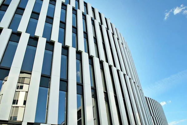Modern bina. Modern ofis binası ile cam cephe