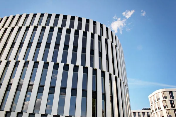 Modern bina. Modern ofis binası ile cam cephe