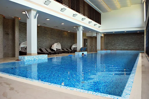 Lüks otelin Kapalı Yüzme Havuzu. 