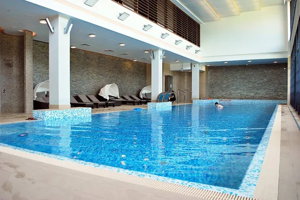 Lüks otelin Kapalı Yüzme Havuzu. 