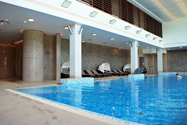 Lüks otelin Kapalı Yüzme Havuzu. 