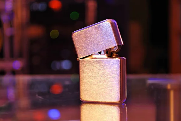 hafif benzin. Gümüş metal daha hafif