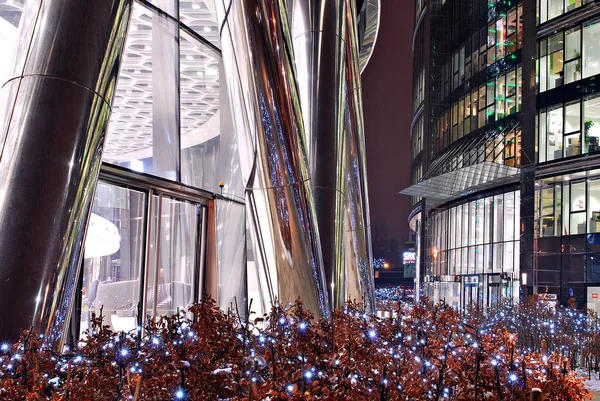 Modern bina. Modern ofis binası ile cam cephe