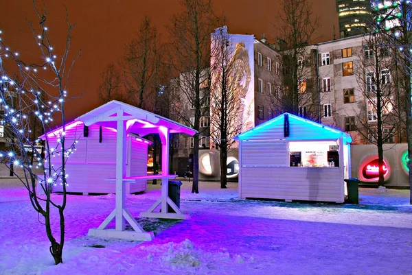 Doğal görünümünü şehir geceleri ışıklı. 