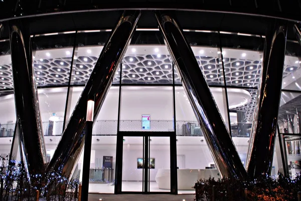 Modern bina. Modern ofis binası ile cam cephe