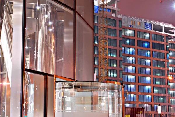 Modern bina. Modern ofis binası ile cam cephe