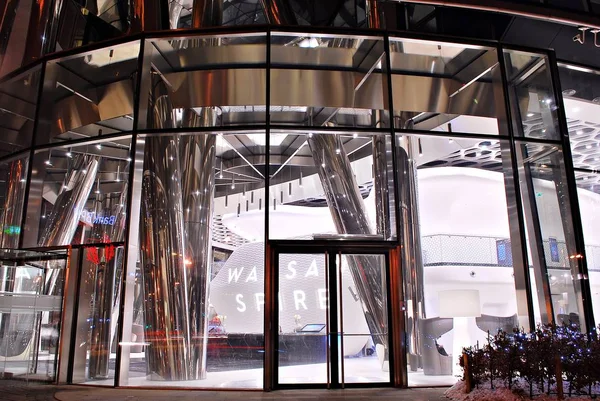 Varşova'daki ofis binaları geceleri, 