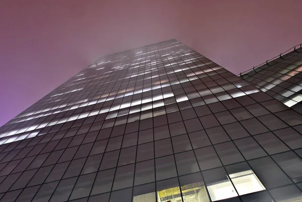 Modern bina. Modern ofis binası ile cam cephe