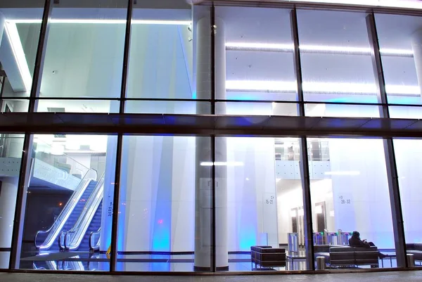 Modern bina. Modern ofis binası ile cam cephe — Stok fotoğraf